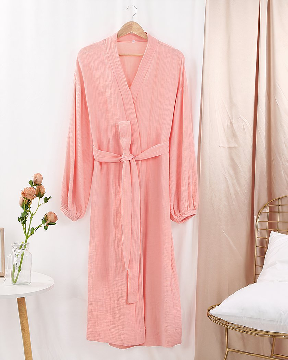 Robe de chambre longue rose croisée avec ceinture, présentée sur cintre
