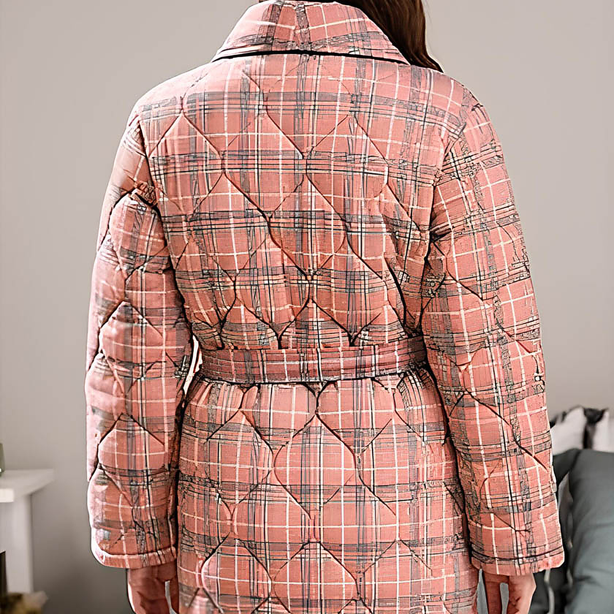 Vue de dos du matelassage en losanges de la robe de chambre rose à carreaux