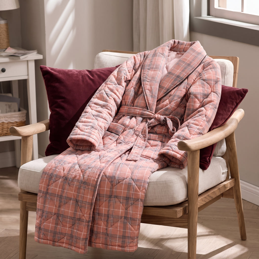 Robe de chambre rose à carreaux disposée dans un boudoir