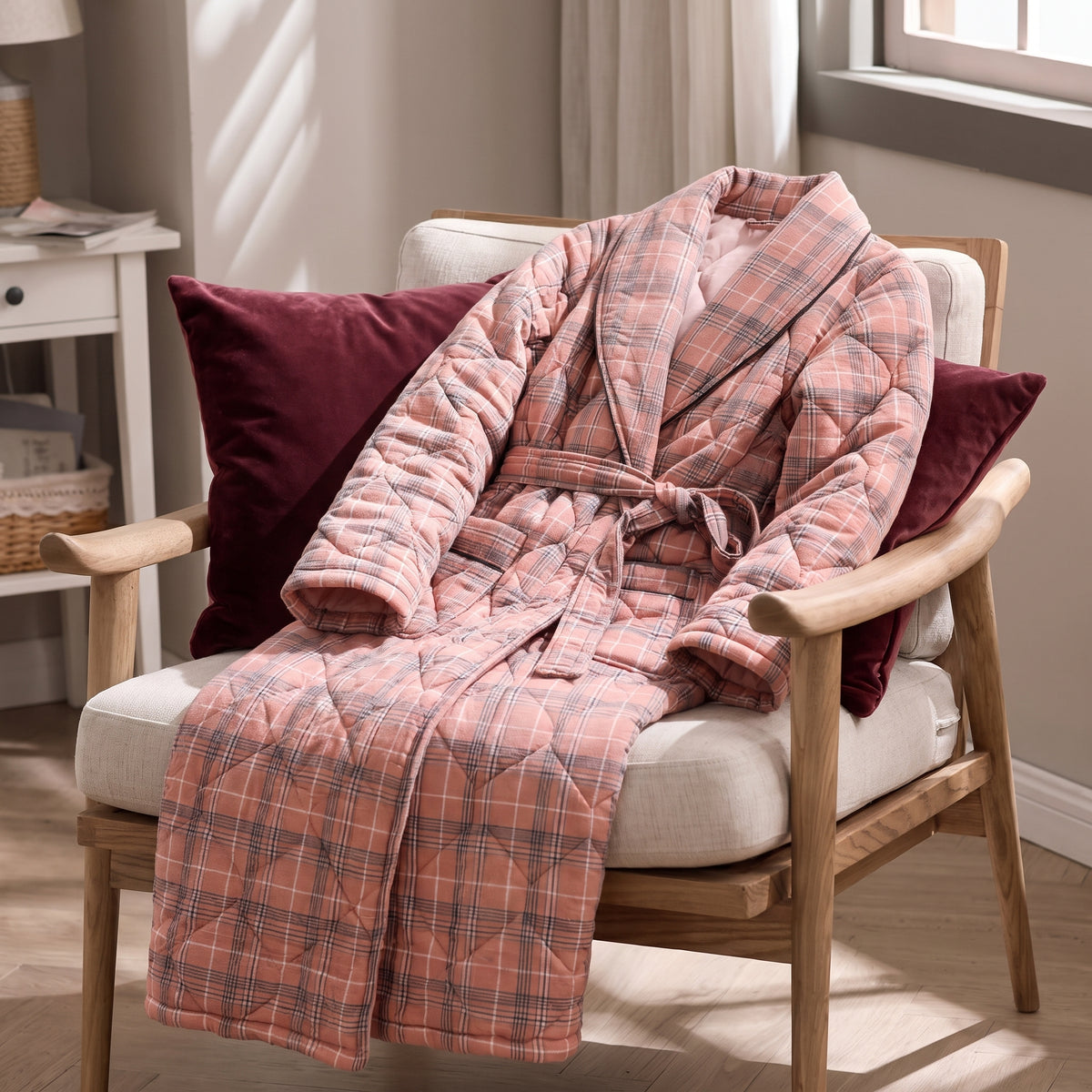Robe de chambre rose à carreaux disposée dans un boudoir