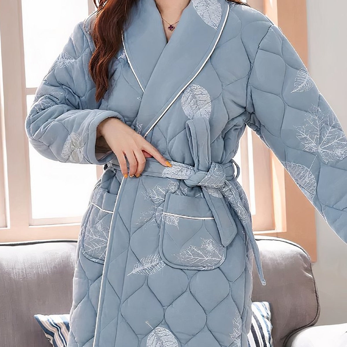 Robe de chambre matelassee bleu poudre, ceinture nouee et poches plaques Image