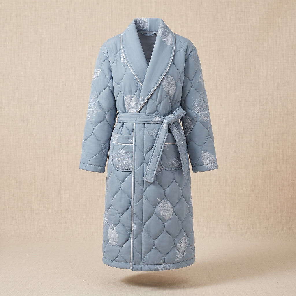 Robe de chambre matelassee bleu poudre a imprimé plume, vue fantôme de face, col chale lisere blanc