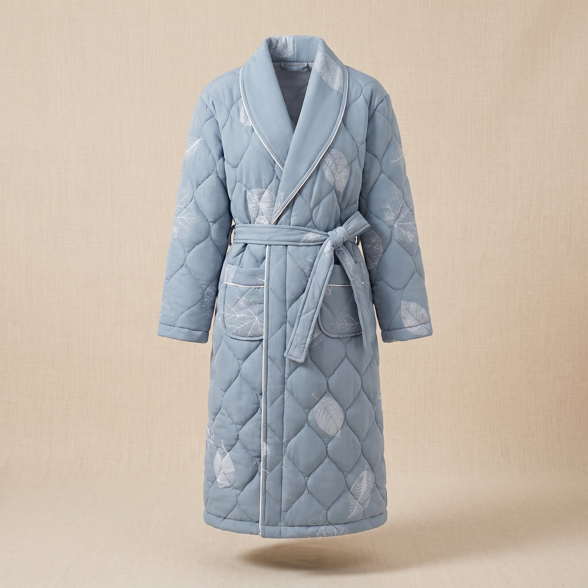 Robe de chambre matelassee bleu poudre a imprimé plume, vue fantôme de face, col chale lisere blanc