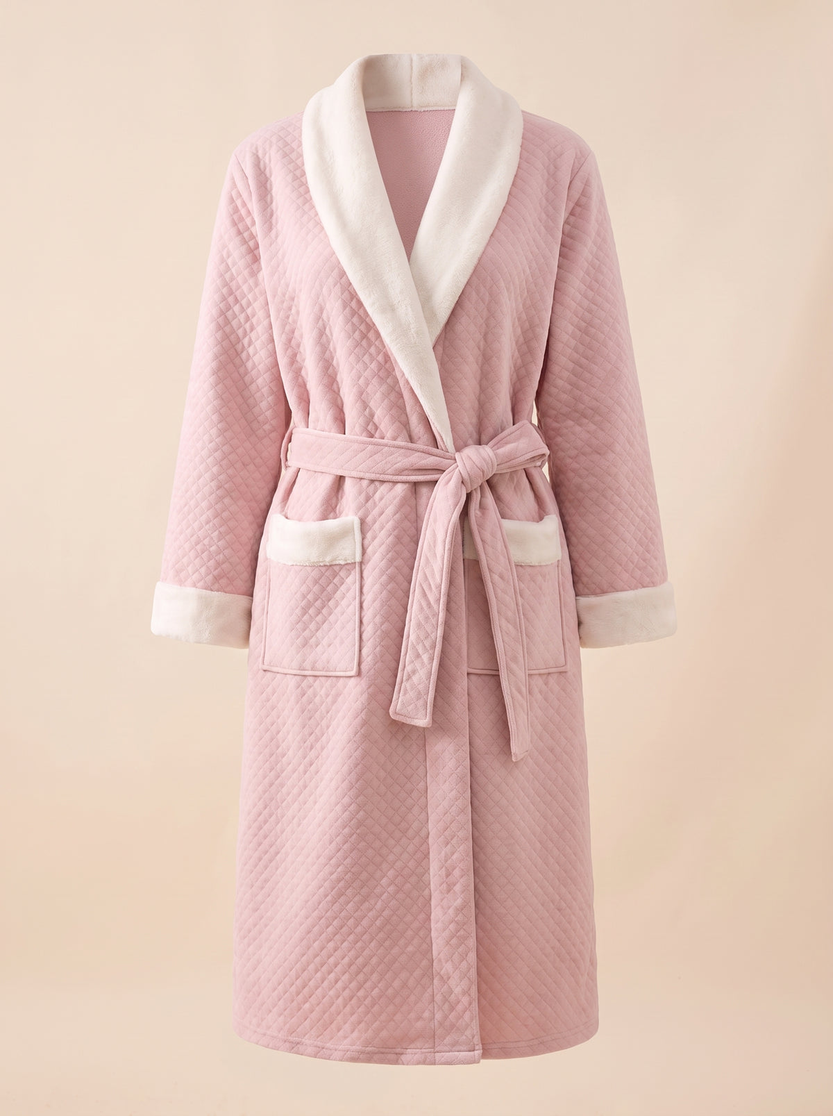 Robe de chambre matelassée rose poudré, vue fantôme de face, col châle crème et ceinture nouée