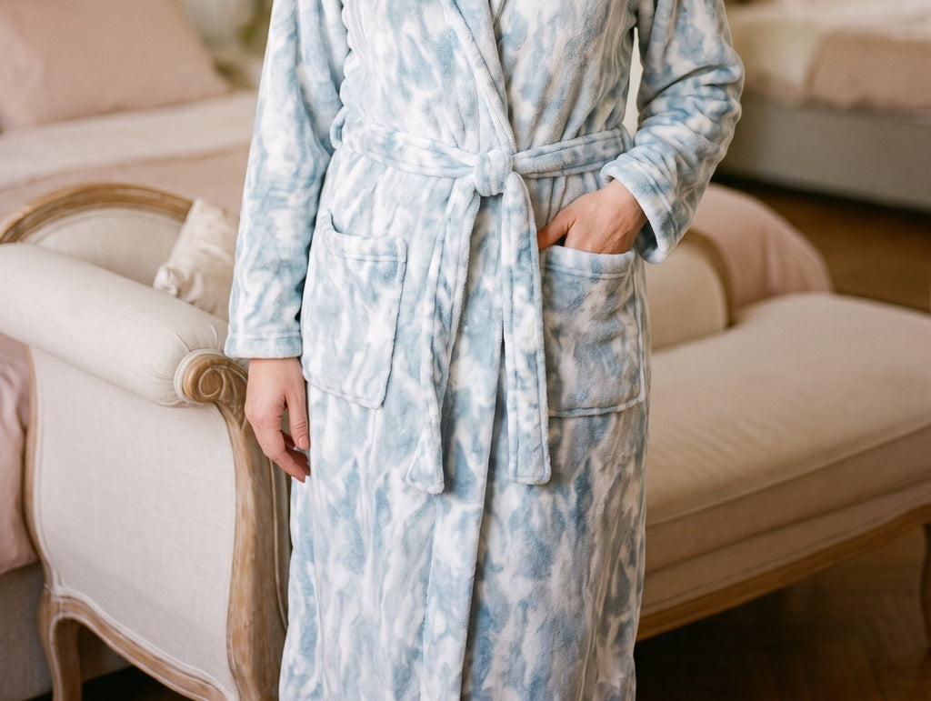 Détail de la robe de chambre bleue avec ceinture, poches et motif marbré