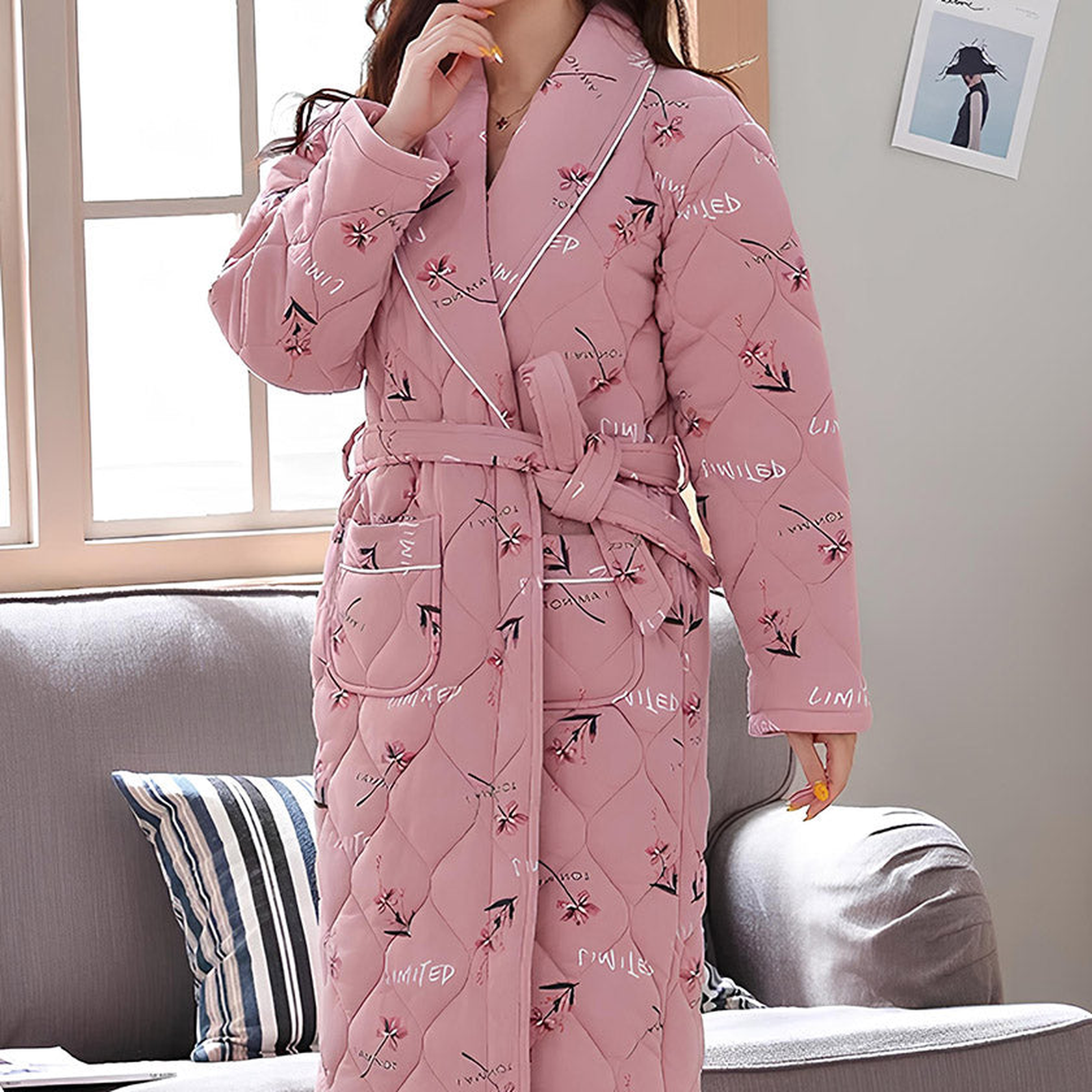 Robe de chambre rose fleurie portée, col châle, ceinture et poche Image