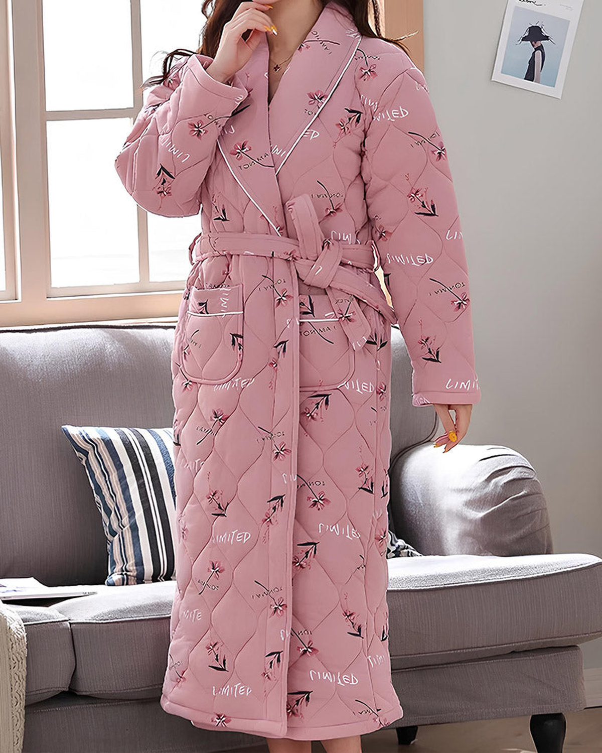 Vue portée de la robe de chambre matelassée rose à petits motifs floraux