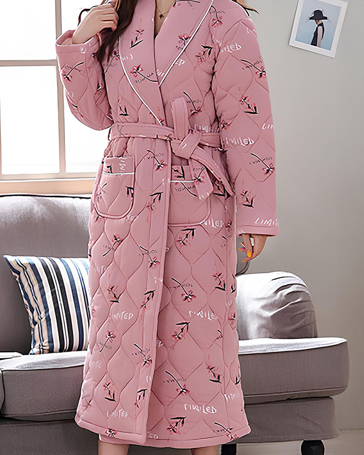 Vue de face de la robe de chambre matelassée rose fleurie et ceinturée