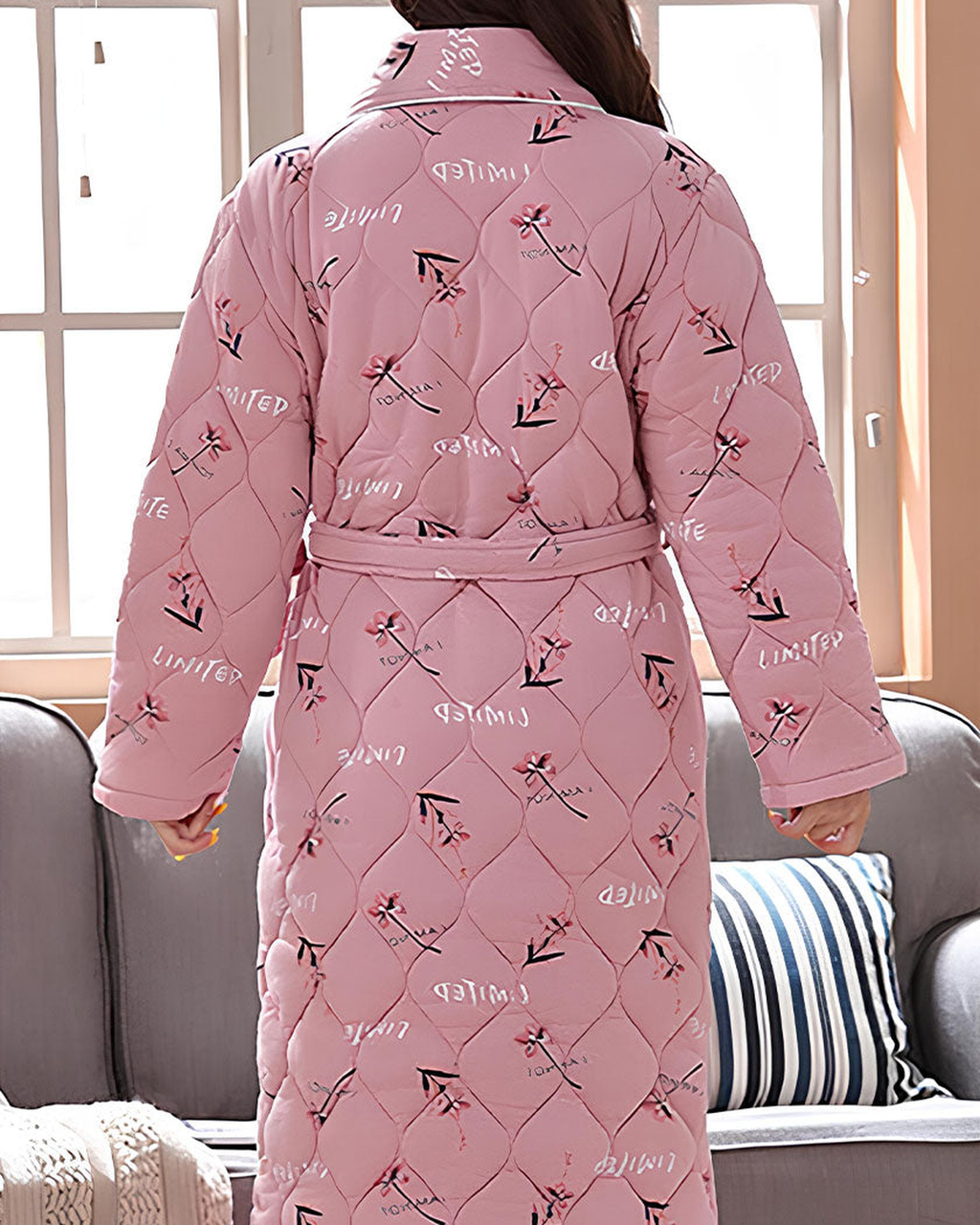 Vue de dos de la robe de chambre matelassée rose à petits motifs floraux