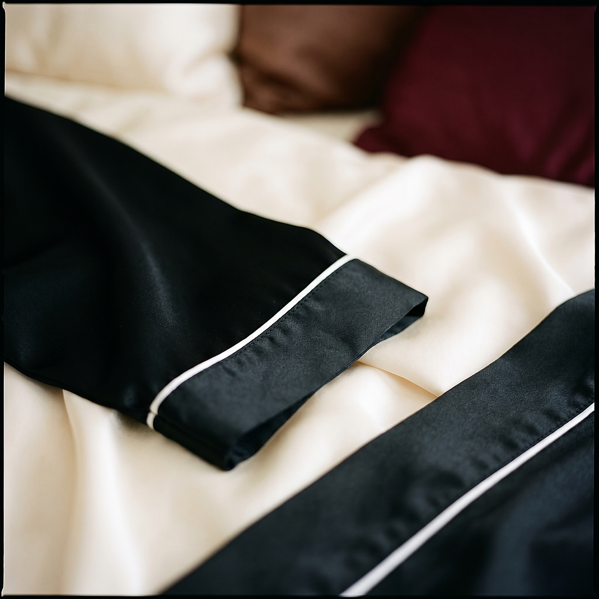 Poignet et passepoil contrastant de la robe de chambre homme noire