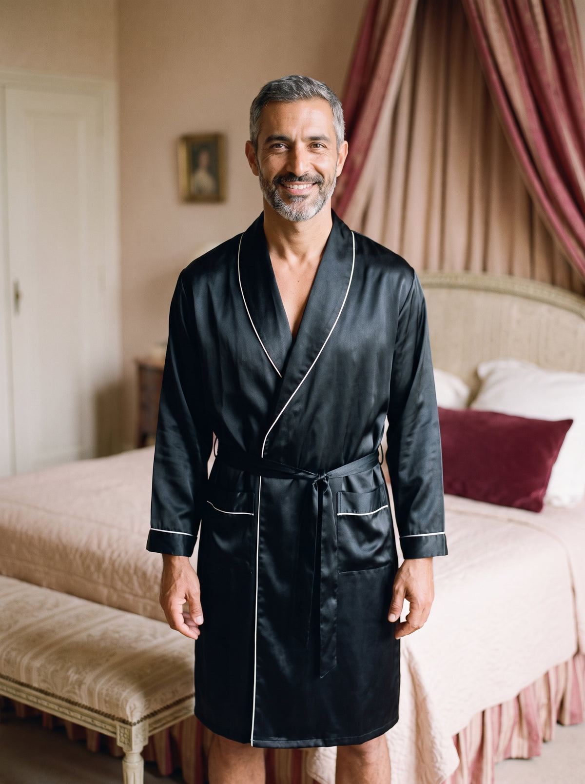 Robe de chambre homme noire satinée portée dans une chambre aux tons chauds