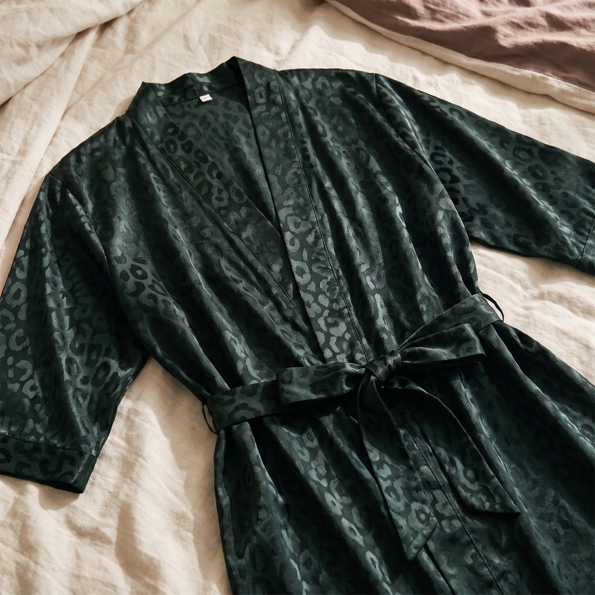 Col croisé, motif ton sur ton et ceinture de la robe de chambre homme verte