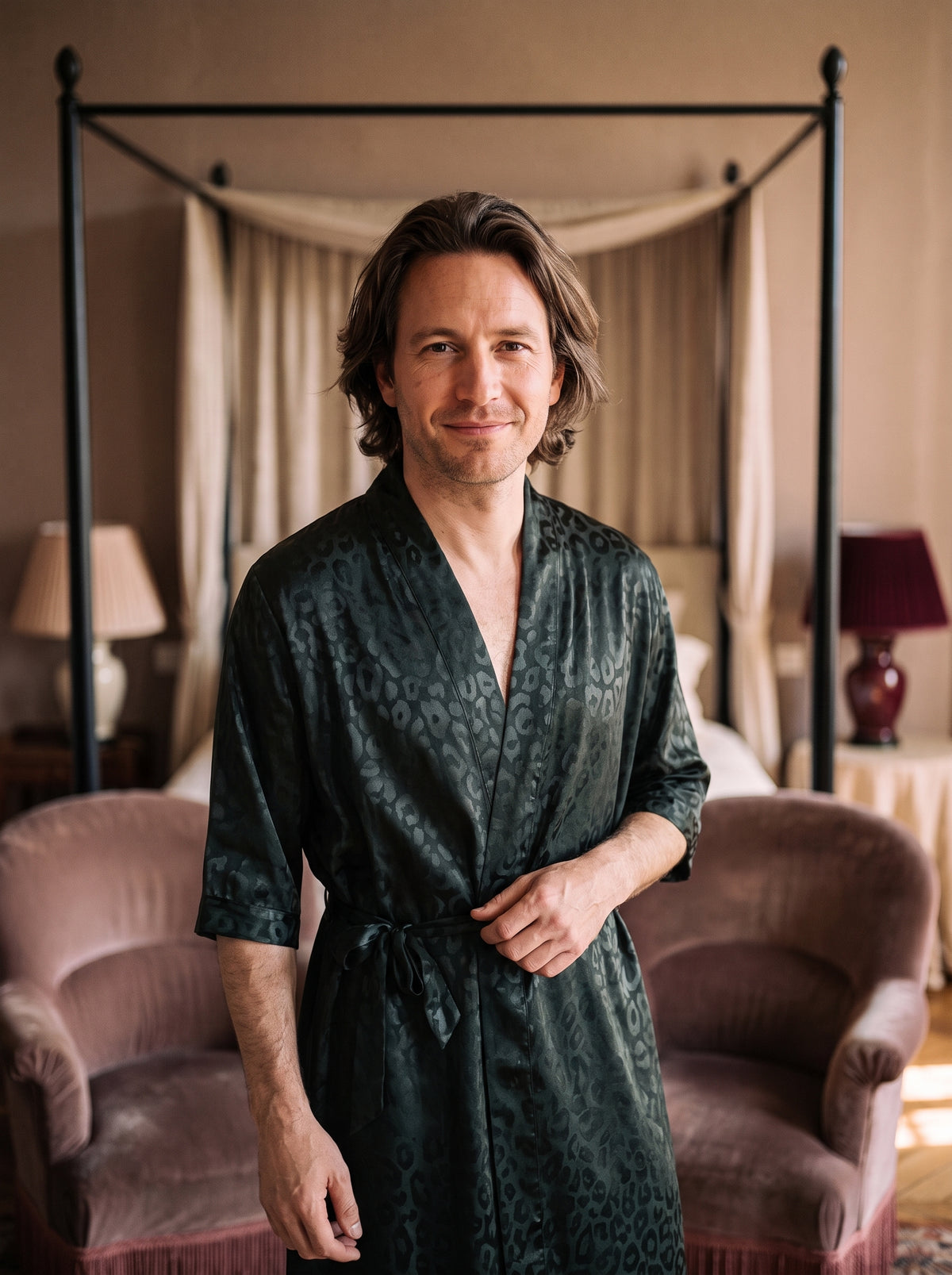 Homme souriant portant une robe de chambre vert sombre à motif ton sur ton