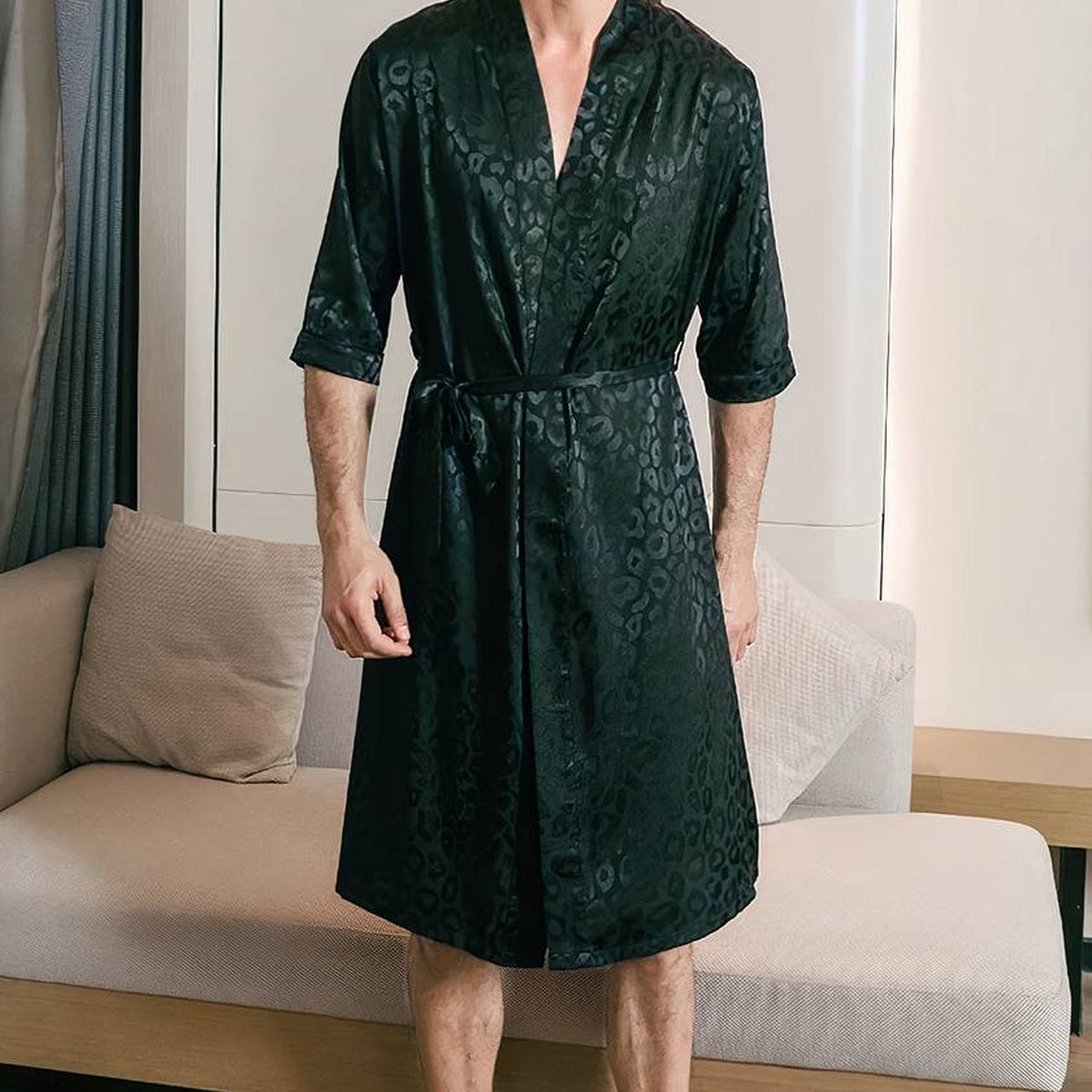Détail sans visage de la robe de chambre homme verte, col croisé, ceinture et motif ton sur ton