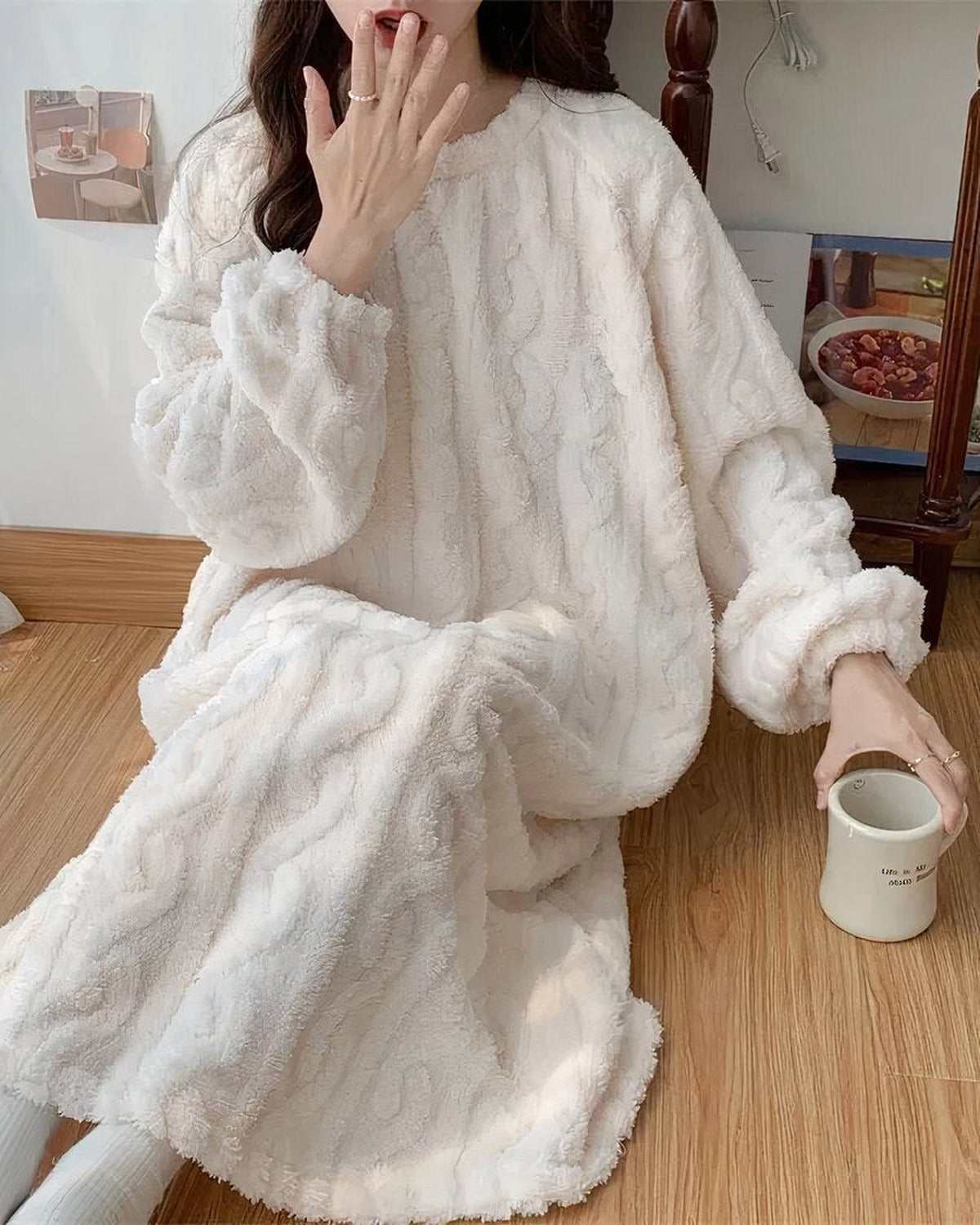 Robe de Nuit Blanche en Polaire, Manches Longues Amples