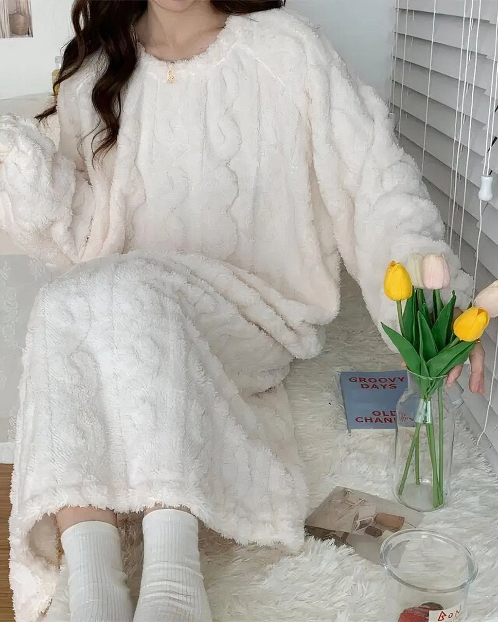 Robe de Nuit Blanche en Polaire, Manches Longues Amples