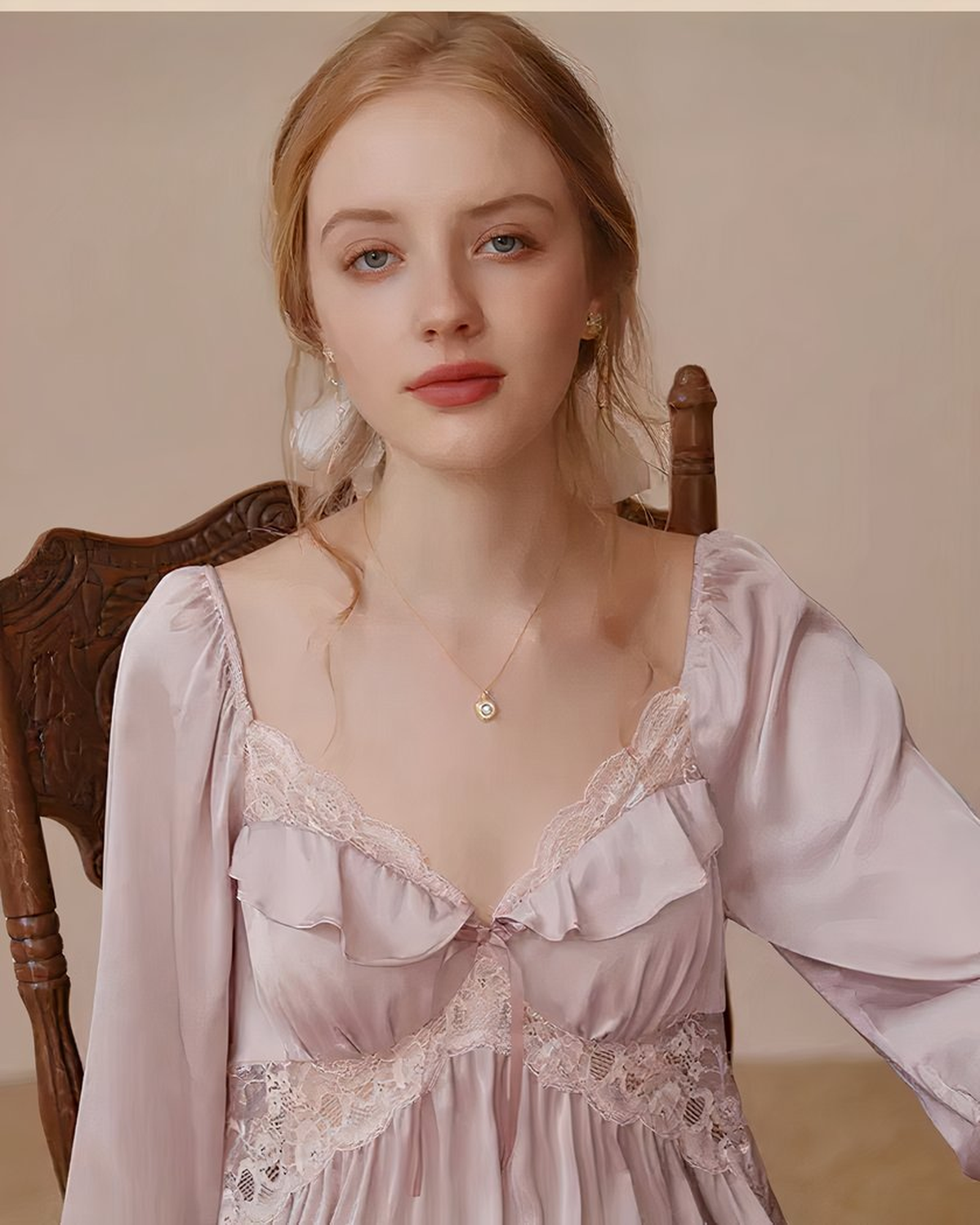 Robe de nuit vintage, le décolleté à dentelle et son noeud de satin