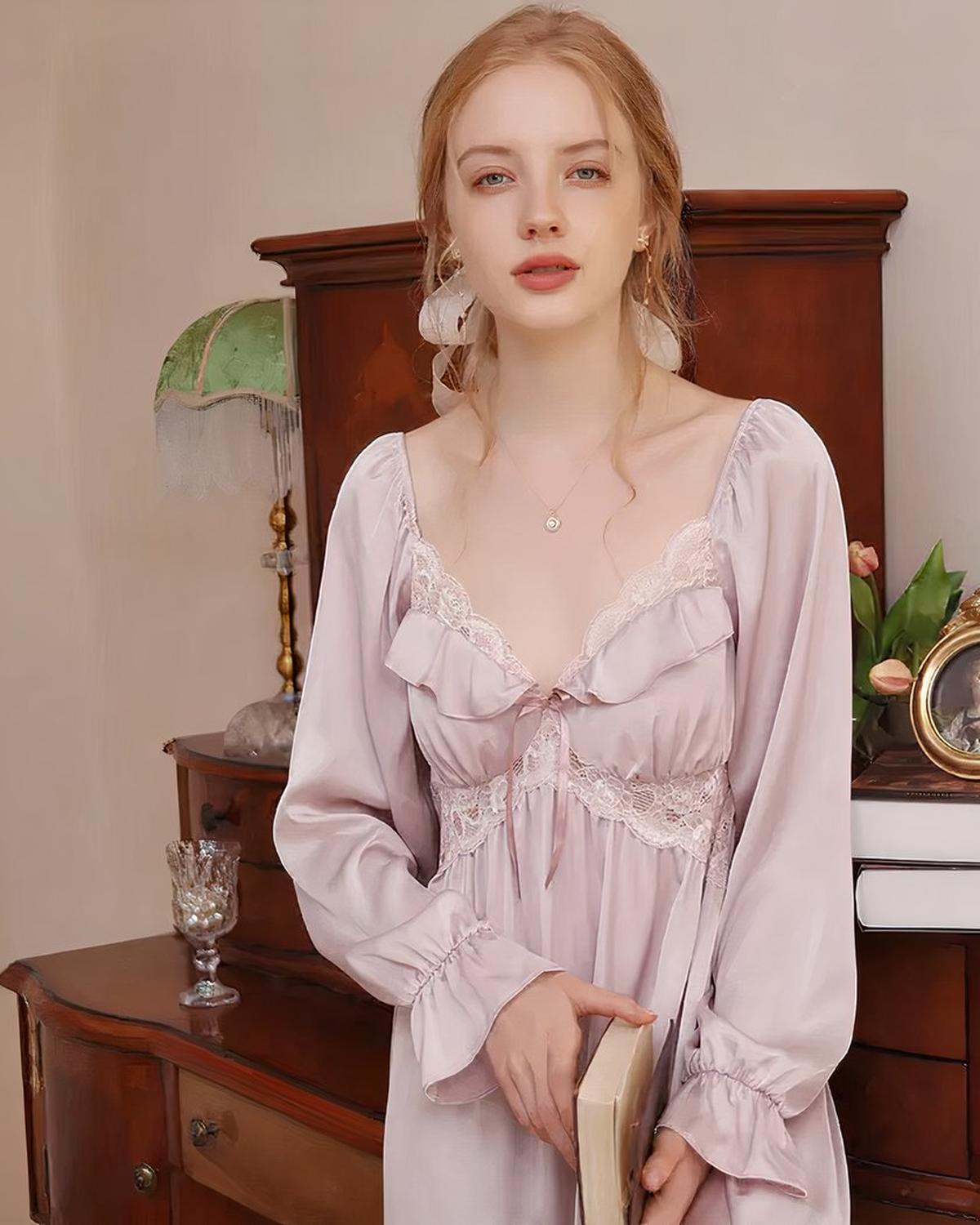 Robe de nuit vintage en satin rose portée dans une chambre ancienne