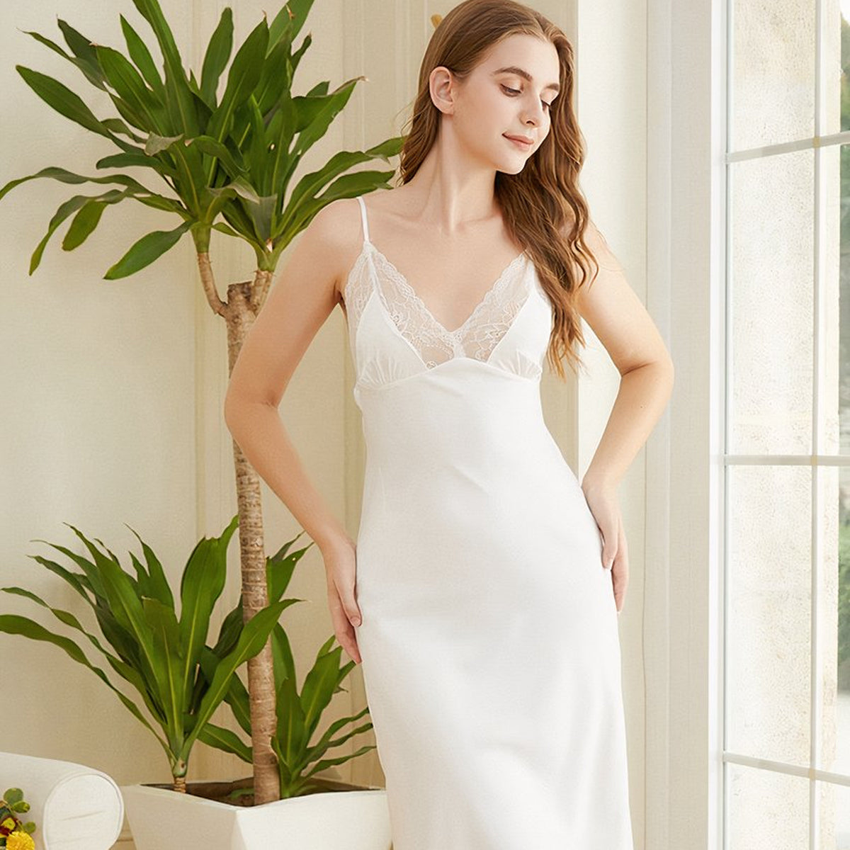Robe de nuit en satin ivoire portée debout, le drapé du satin