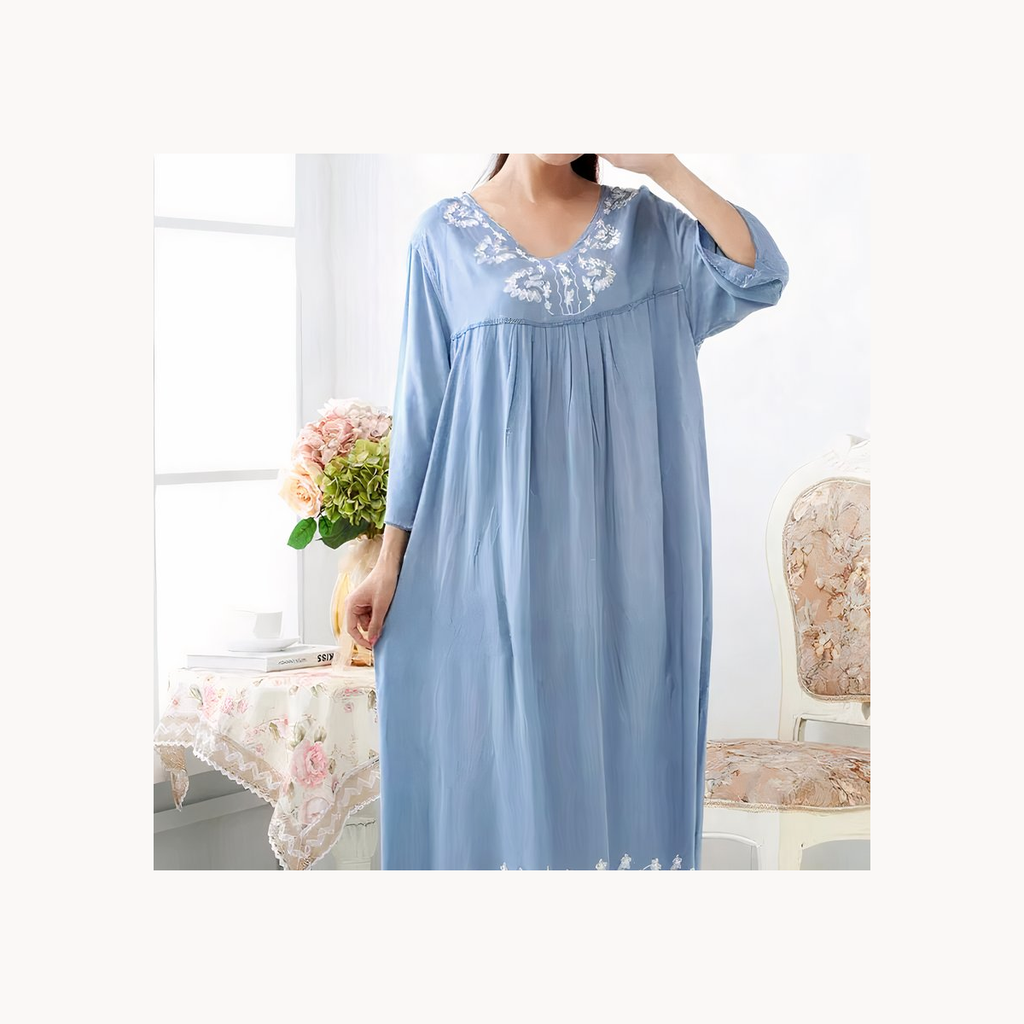 Soirée paisible en chemise de nuit longue bleue dans une chambre claire