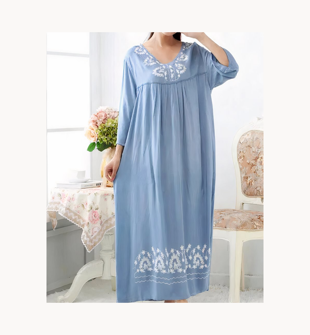 Chemise de nuit longue bleue brodée, vue complète de face
