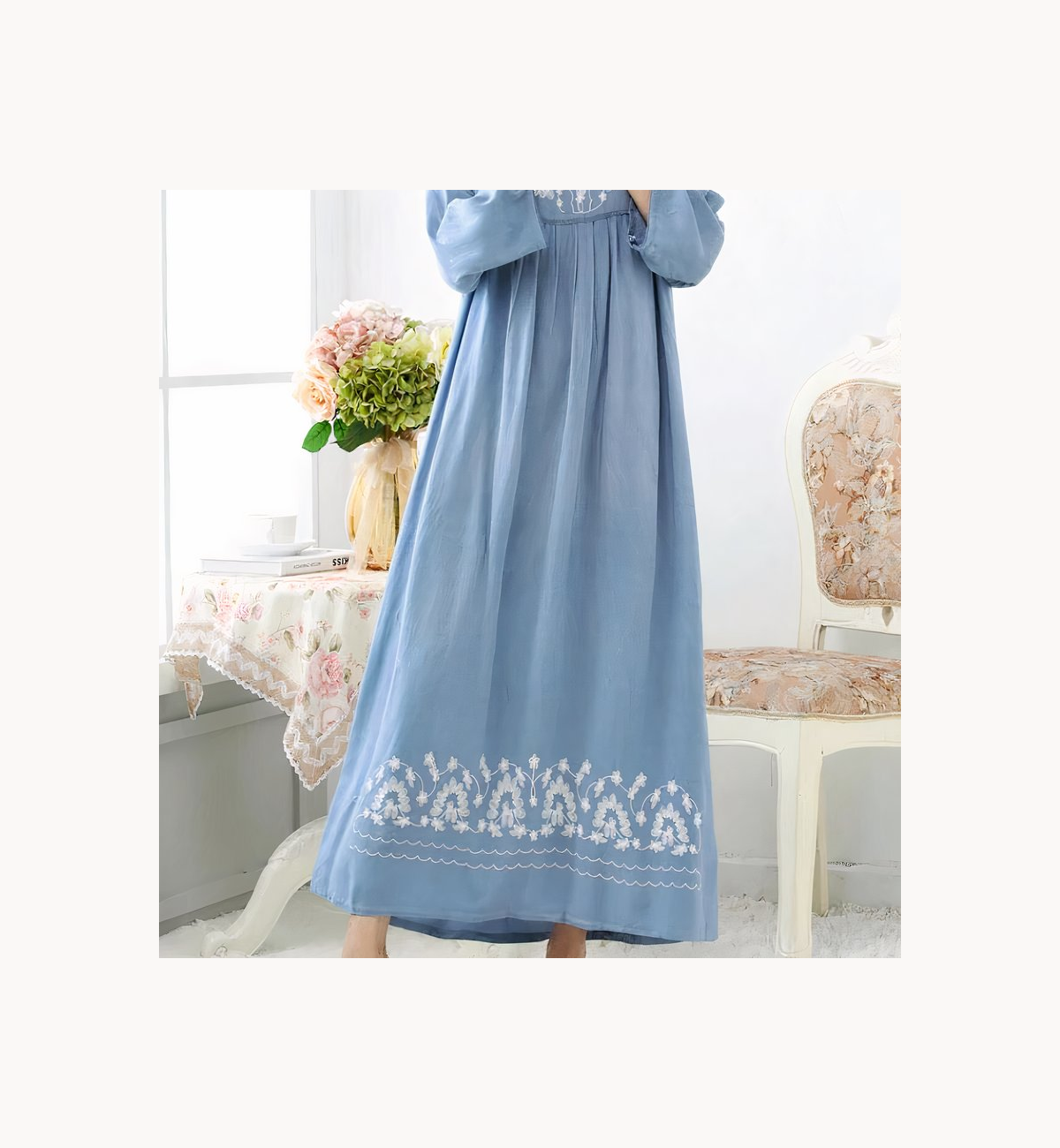 Chemise de nuit longue bleue brodée portée de face, vue produit des épaules aux chevilles