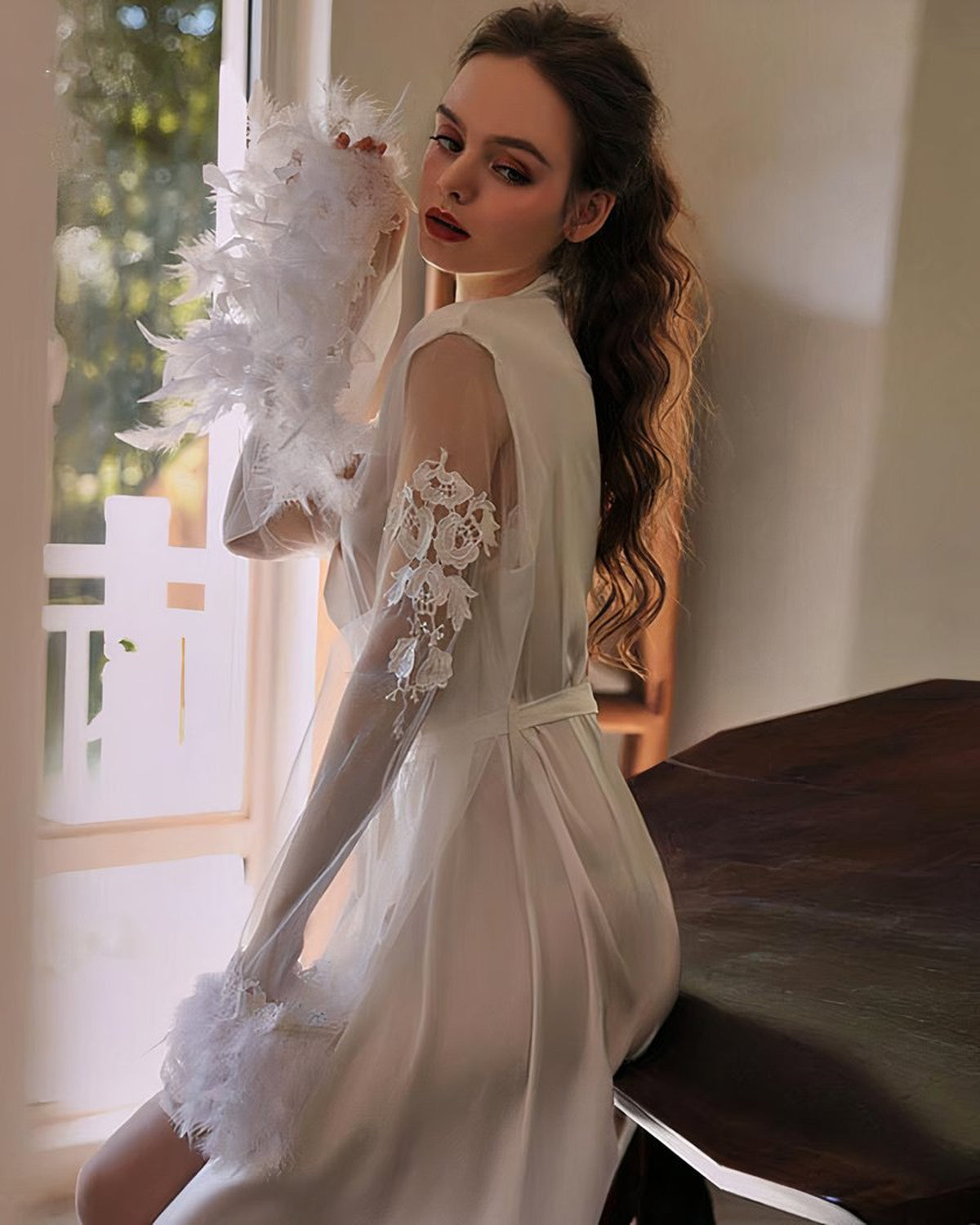Nuisette en satin blanc ivoire vue de trois-quarts dos, manches en voile et plumes