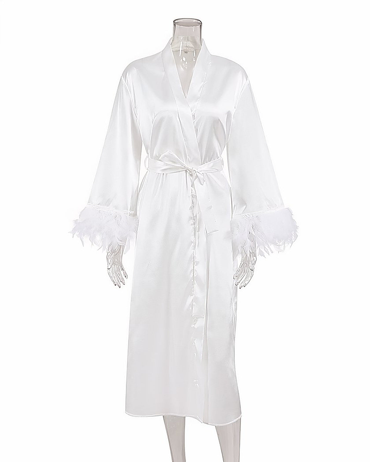 Peignoir blanc de coupe kimono vu de face sur mannequin invisible, col à revers croisé, ceinture nouée et poignets de plumes