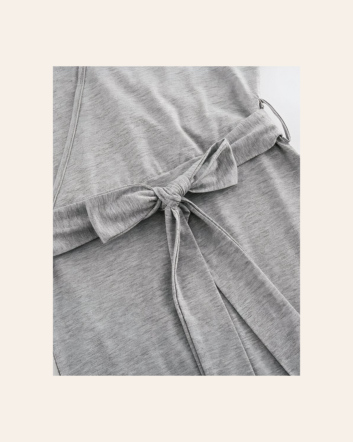 Détail de la ceinture, du nœud et des anneaux de la nuisette portefeuille grise