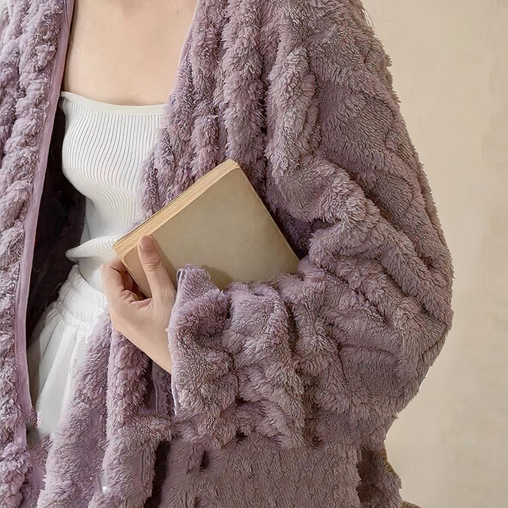 Le moment du soir ou l'on enfile cette robe, texture en relief sous la lumiere tamisee