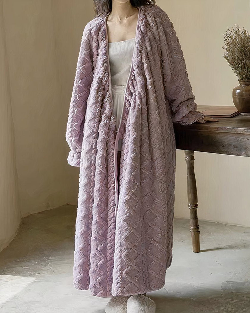Robe de nuit violette portee de profil, ceinture nouee et tombant fluide