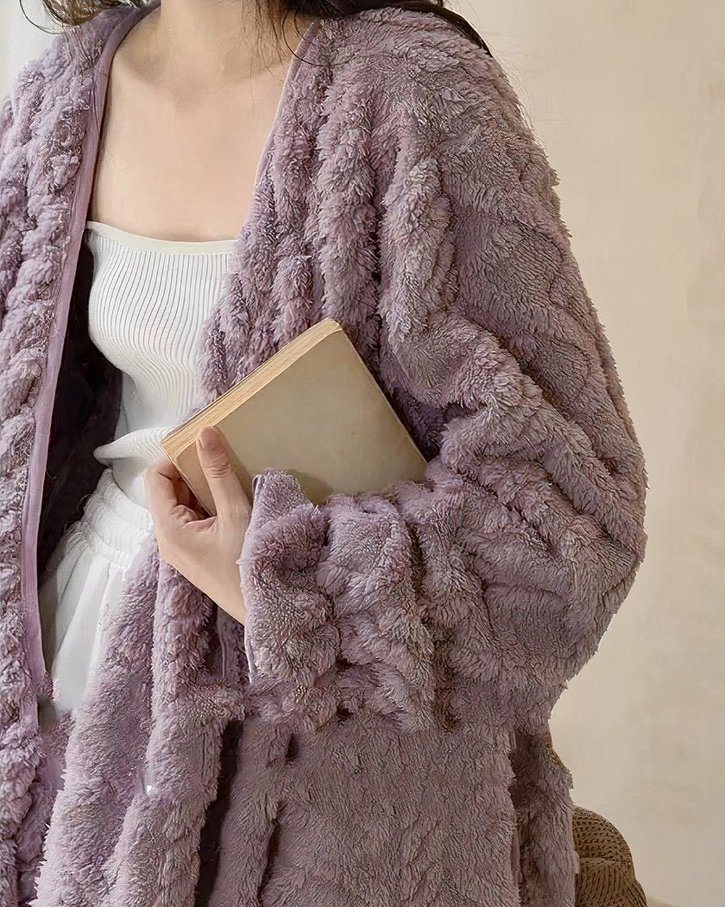 Robe de nuit violette en gros plan, matiere epaisse et motifs textures