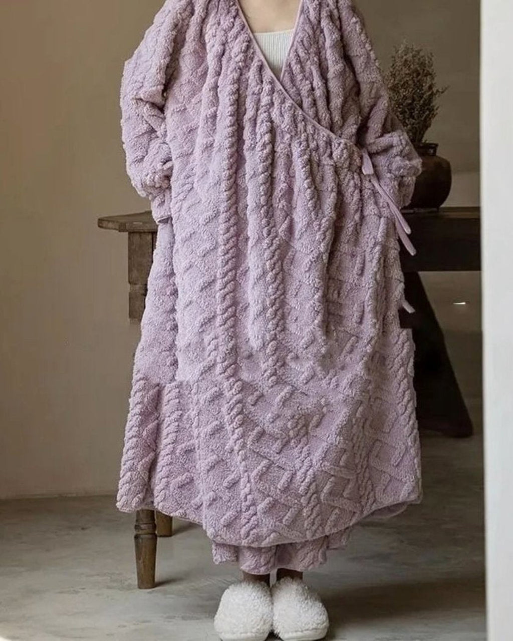 Robe de chambre violette à capuche portée de face avec sa ceinture fine nouée