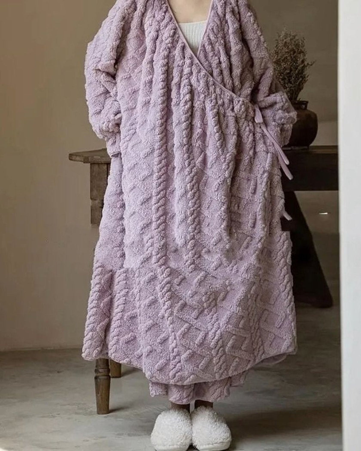 Robe de nuit violette longue portee de face, col chale et ceinture nouee