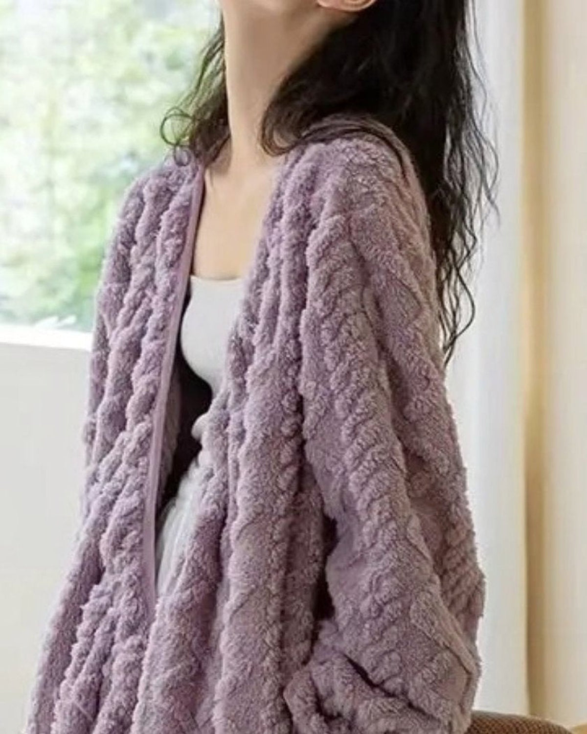 Robe de nuit violette portee assise pres de la fenetre, lumiere naturelle