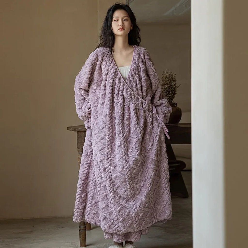 Femme portant la robe de chambre violette longue, tête entière et motif texturé visible