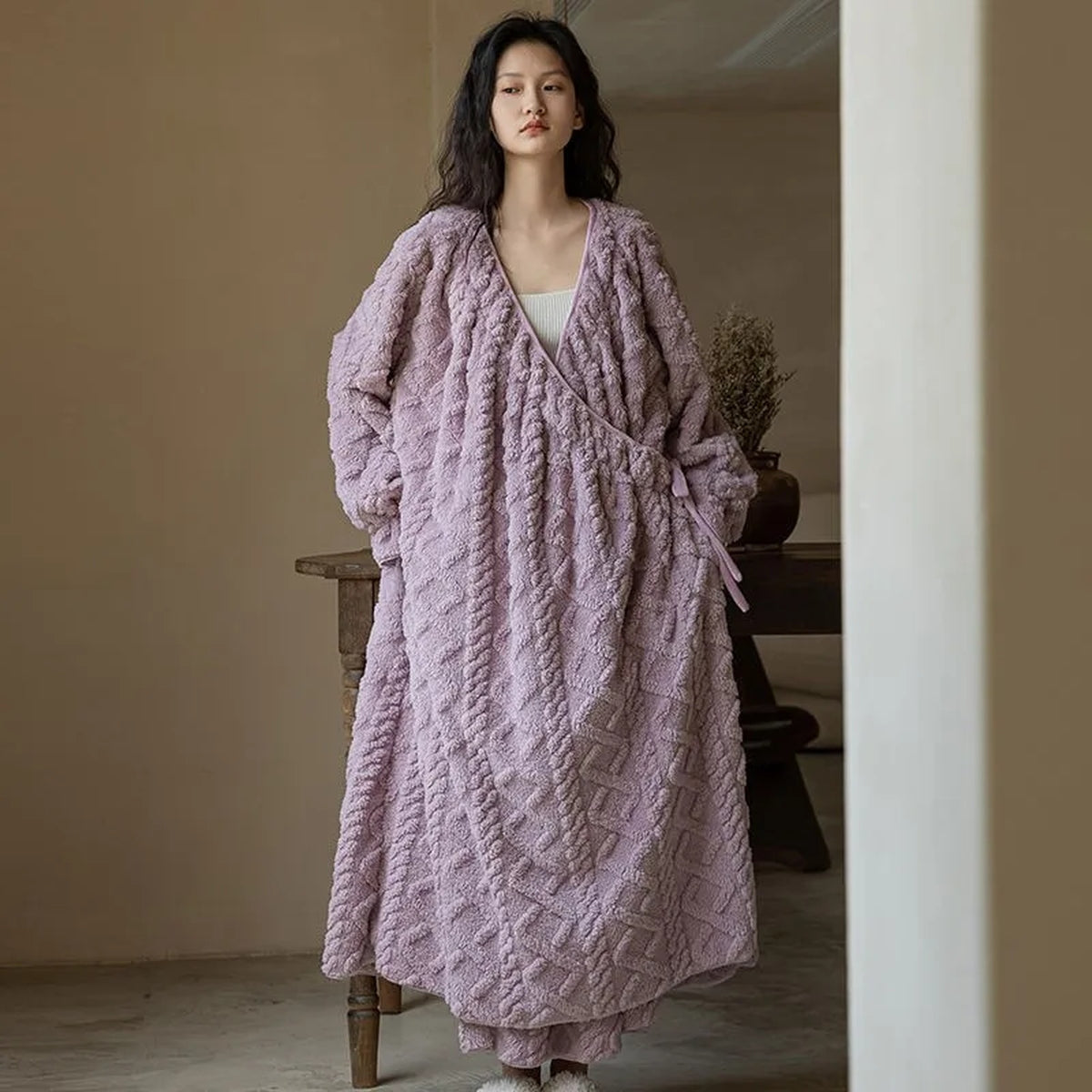 Femme portant la robe de chambre violette longue, tête entière et motif texturé visible
