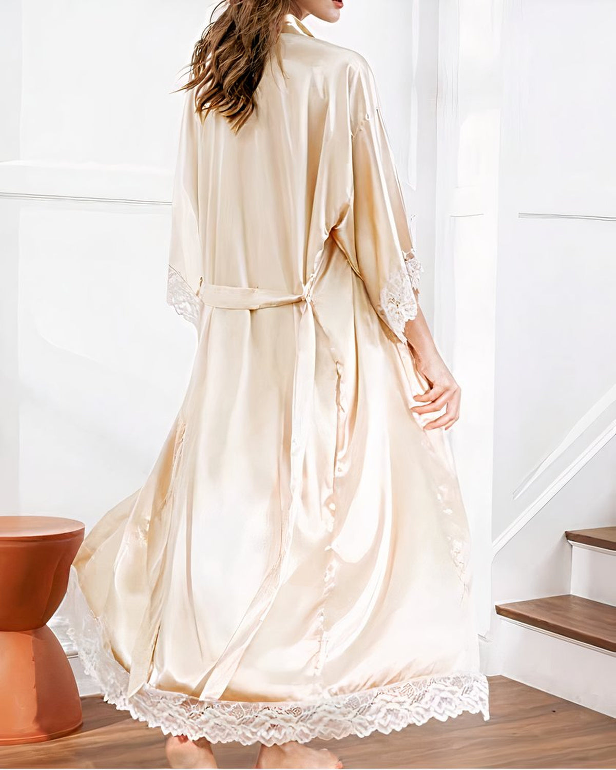 Dos de la robe nuisette longue beige, ceinture à plat et volant de dentelle de l'ourlet