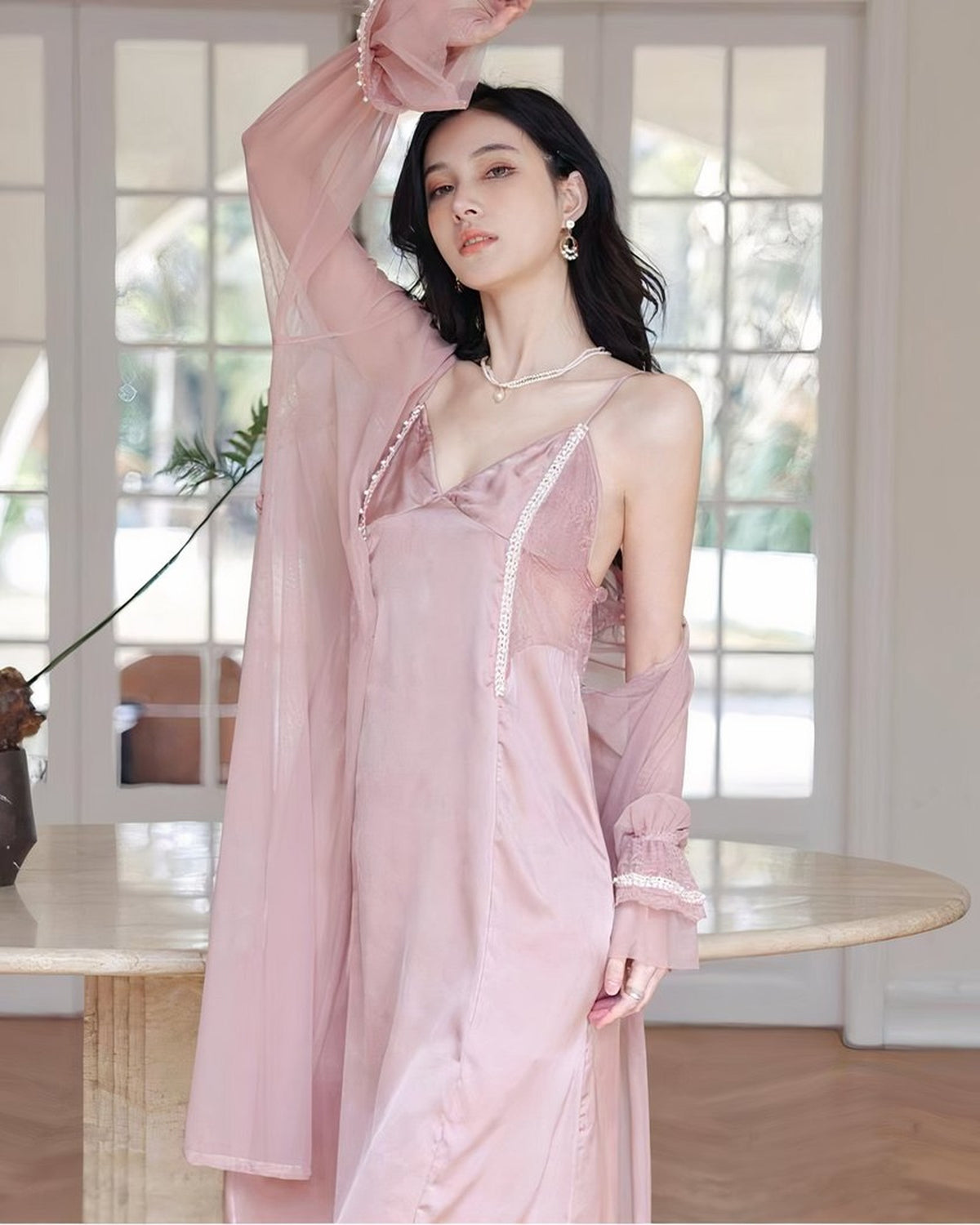 Ensemble nuisette et kimono rose en dentelle, modèle portant la pièce