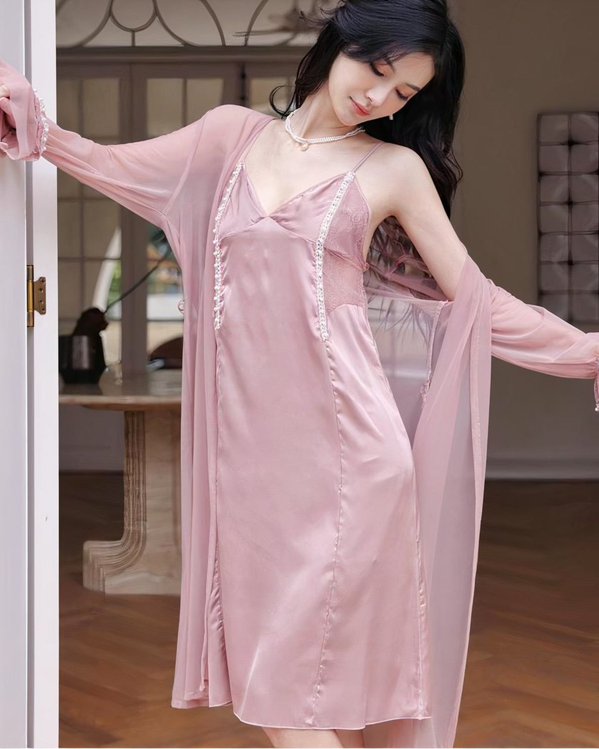 Ensemble nuisette et kimono rose en dentelle, seconde vue portée