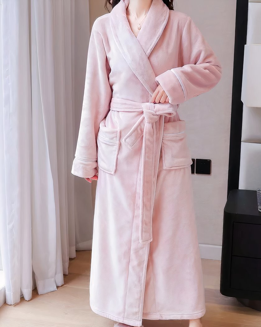 Peignoir long moelleux en flanelle, coloris rose poudré, liseré clair aux poignets et aux poches