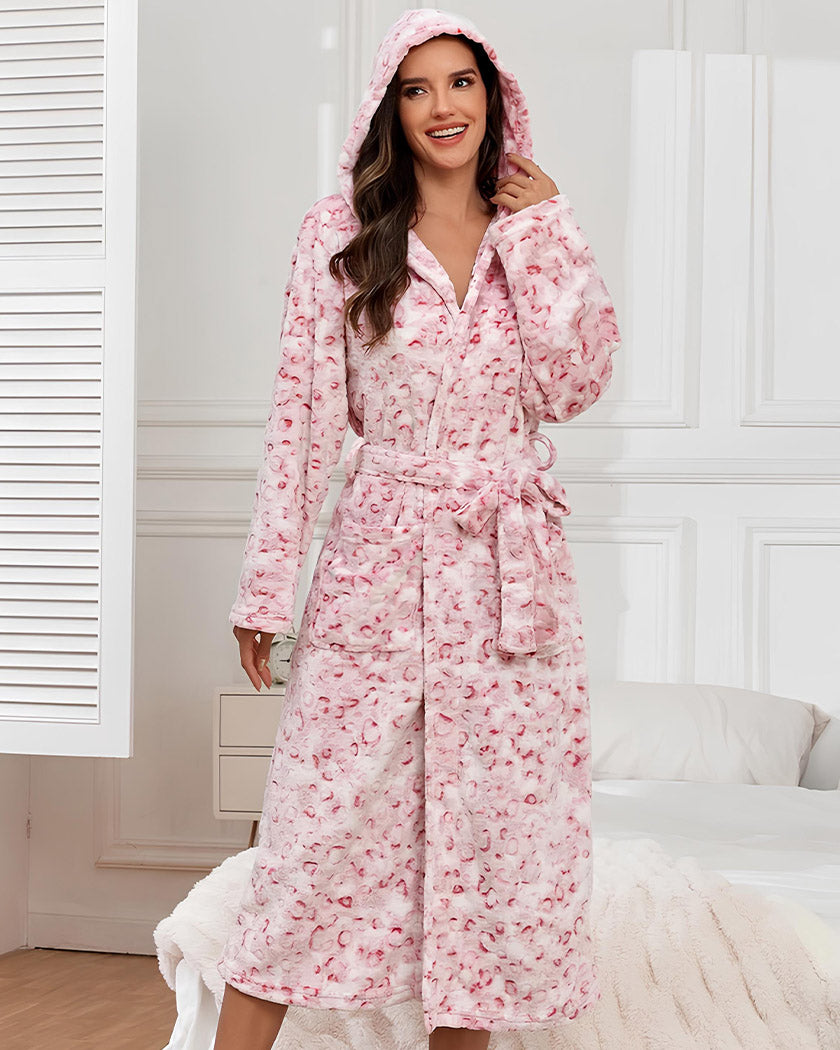 Coloris rose du peignoir polaire léopard, porté debout capuche relevée