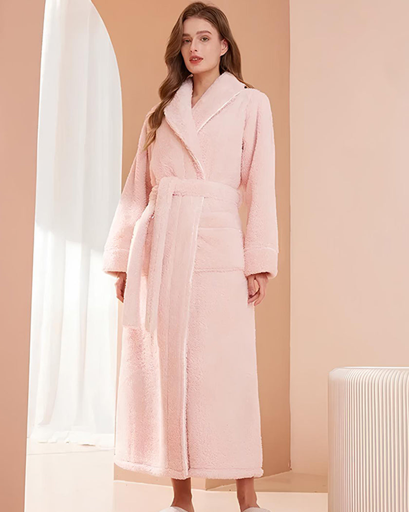Coloris rose poudré du peignoir polaire à texture d'éponge, porté en pied
