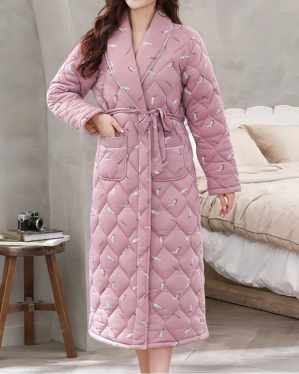 Robe de chambre matelassée rose à plumes portée, ceinture nouée et poches plaquées