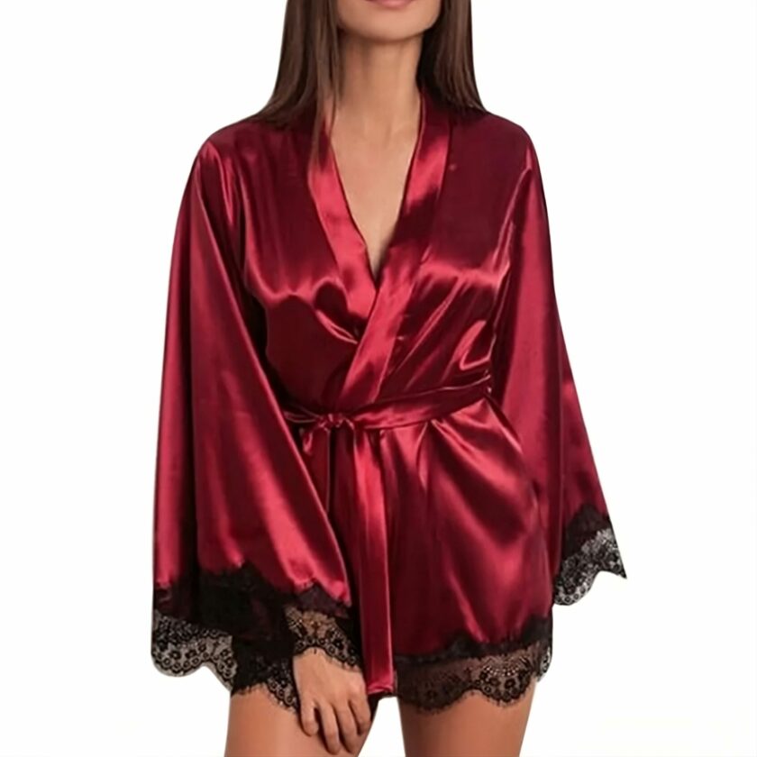 Kimono court satiné, coloris bordeaux, large dentelle noire aux manches et à l'ourlet
