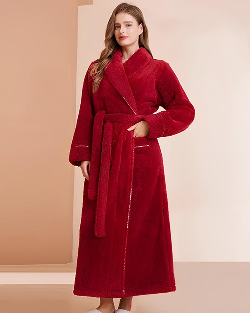 Coloris rouge profond du peignoir polaire à texture d'éponge, porté en pied