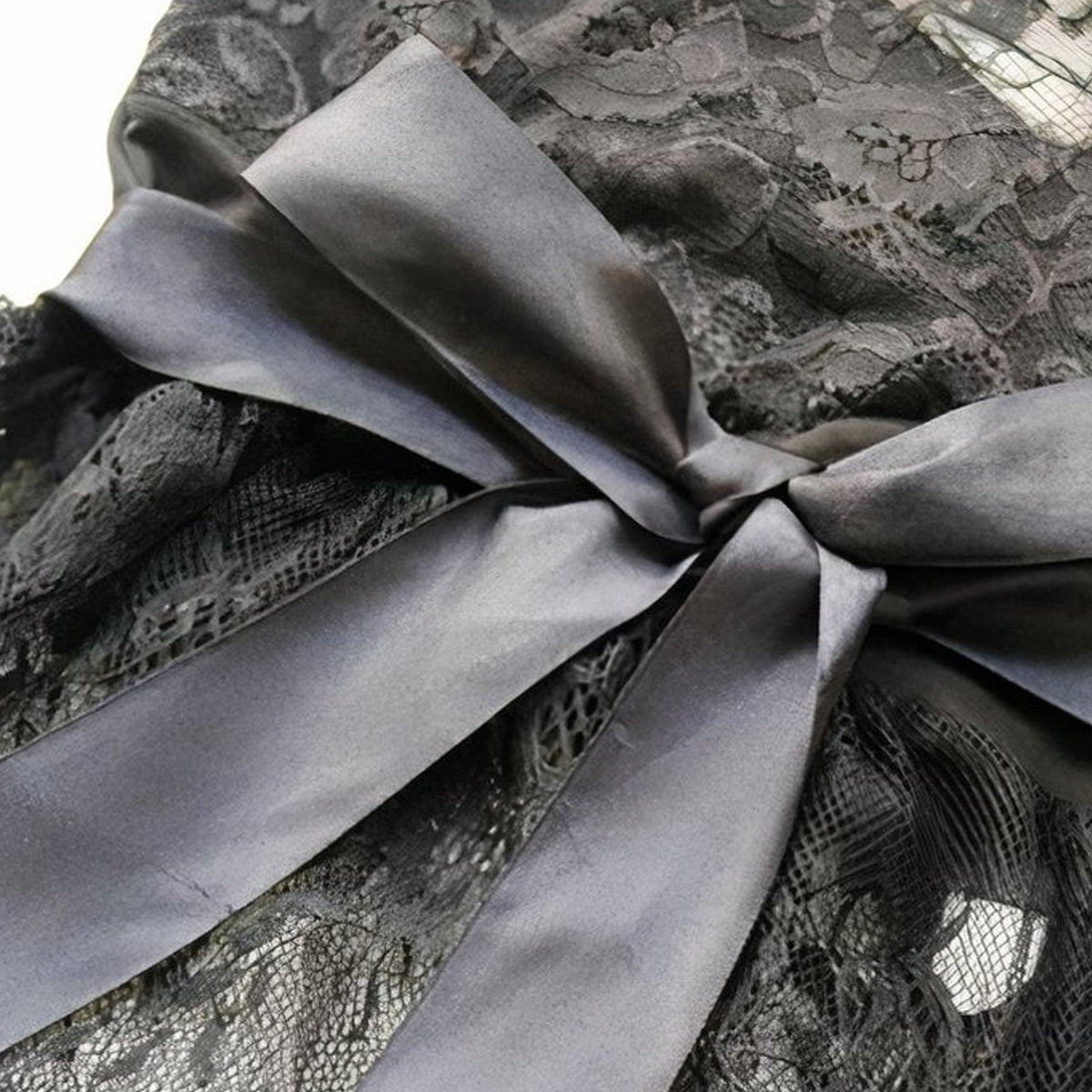 Le gros nœud de satin et la frange de dentelle