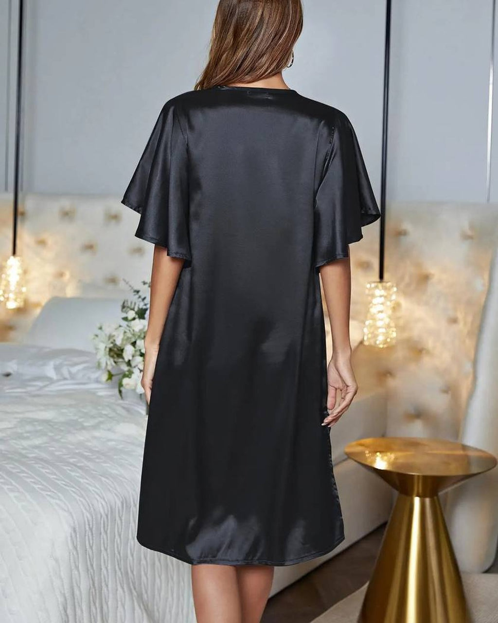 Nuisette noire en satin, col V et manches papillon, vue de dos