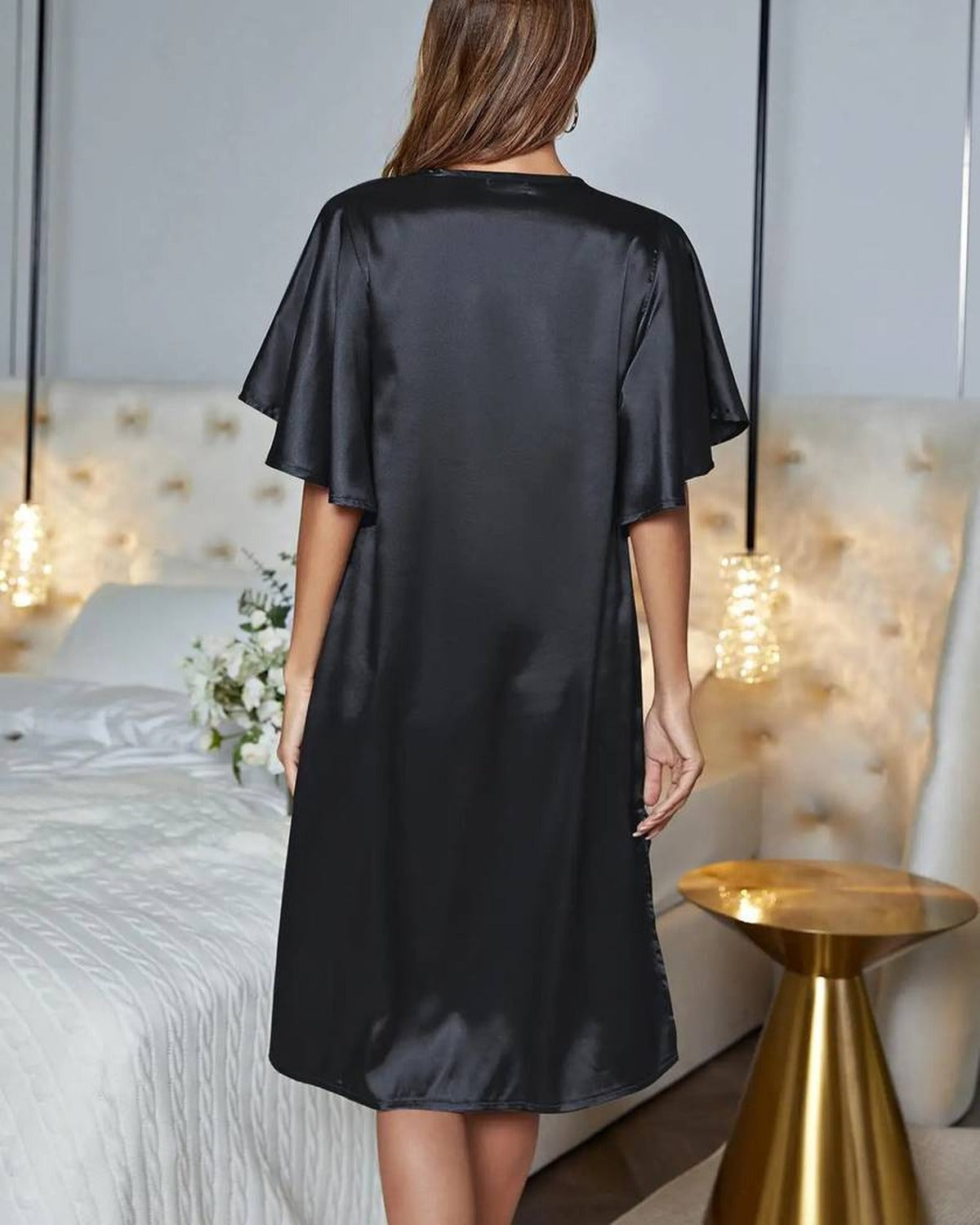 Nuisette noire en satin, col V et manches papillon, vue de dos