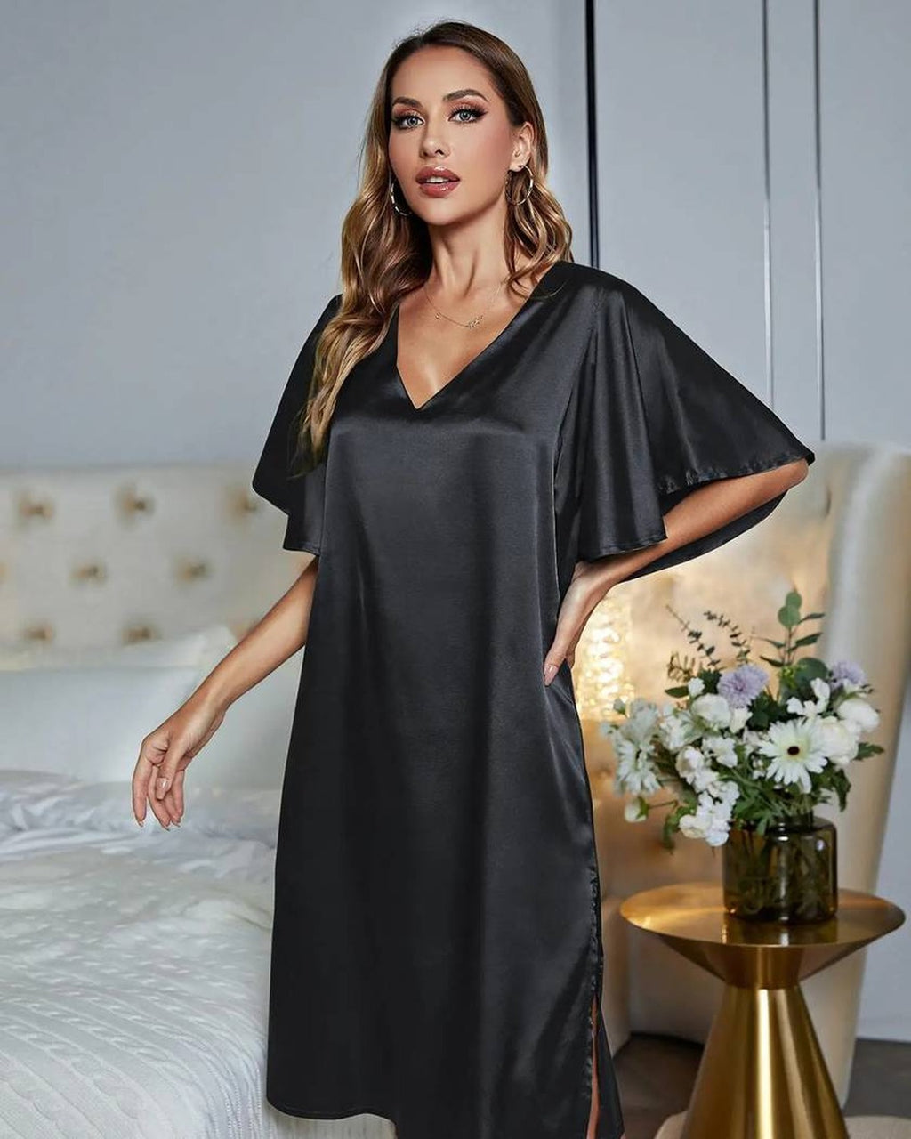 Nuisette noire en satin, col V et manches papillon, vue de trois-quarts